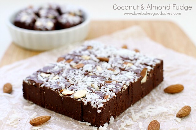 ¡Este fondant de coco y almendras es una receta de fondant rápida, fácil y deliciosa, perfecta para un regalo o algo especial en cualquier momento! ¡Casi infalible!