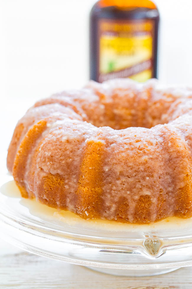 Pastel de ron: ¡un trago doble de ron en este pastel FÁCIL que es extremadamente húmedo, mantecoso y literalmente jugoso de todo el ron! ¡El pastel de entretenimiento navideño perfecto que a todos les encantará!