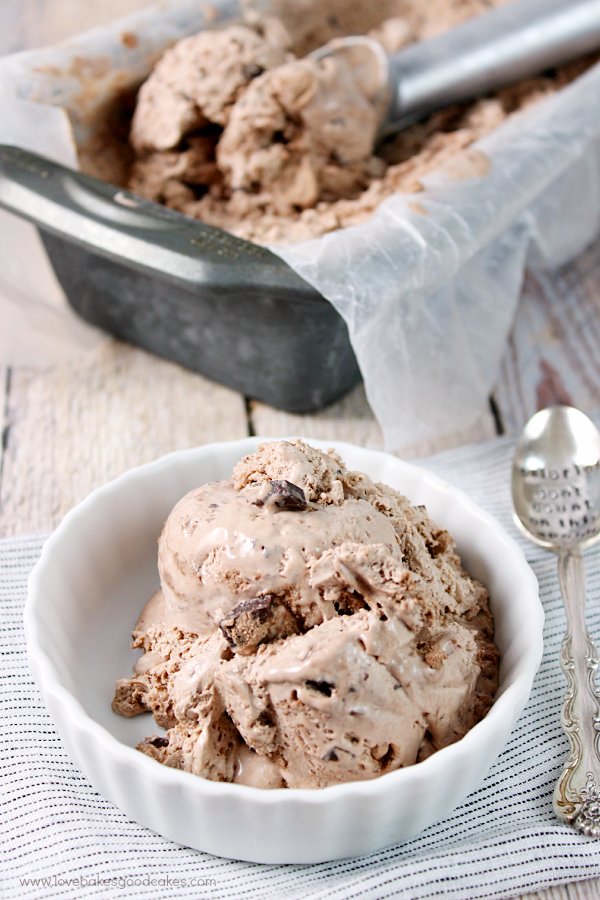¡Esta masa de chispas de chocolate {sin batido} con chispas de chocolate es de lo que están hechos los sueños! ¡Fácil de preparar y delicioso para comer! #ConquerTheMess #Pmedia #ad