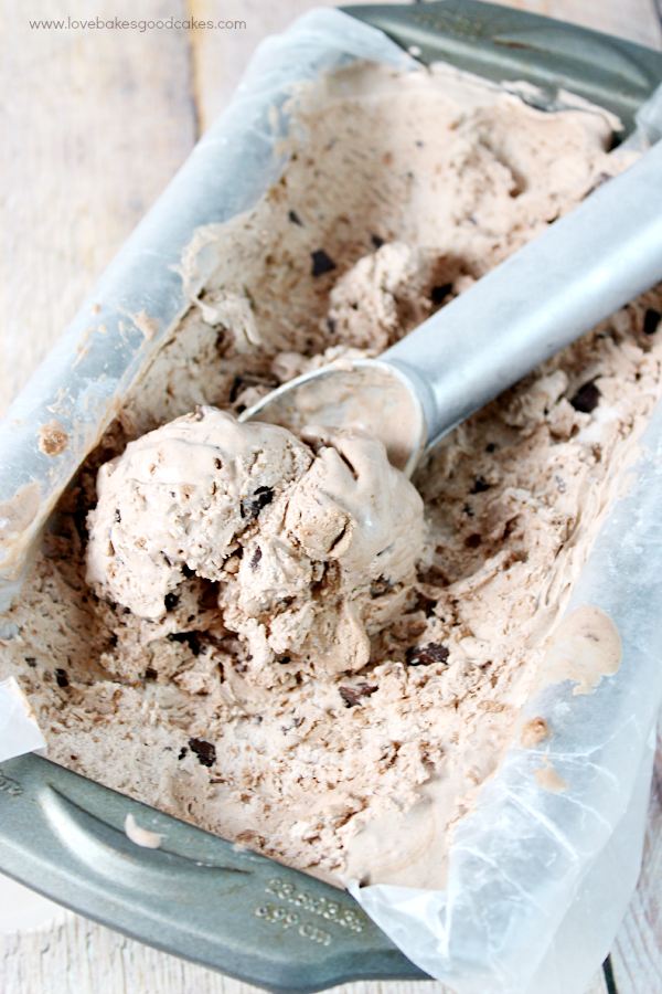 ¡Esta masa de chispas de chocolate {sin batido} con chispas de chocolate es de lo que están hechos los sueños! ¡Fácil de preparar y delicioso para comer! #ConquerTheMess #Pmedia #ad