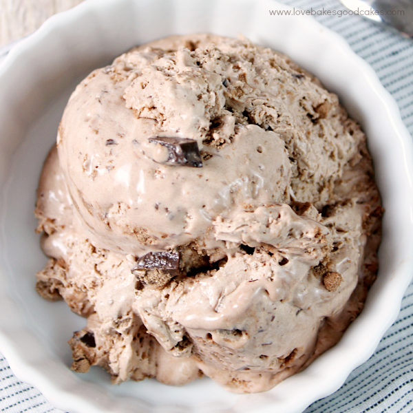 ¡Este pastel de chispas de chocolate {No-Churn} es de lo que están hechos los sueños! ¡Fácil de preparar y delicioso para comer! #ConquerTheMess #Pmedia #ad