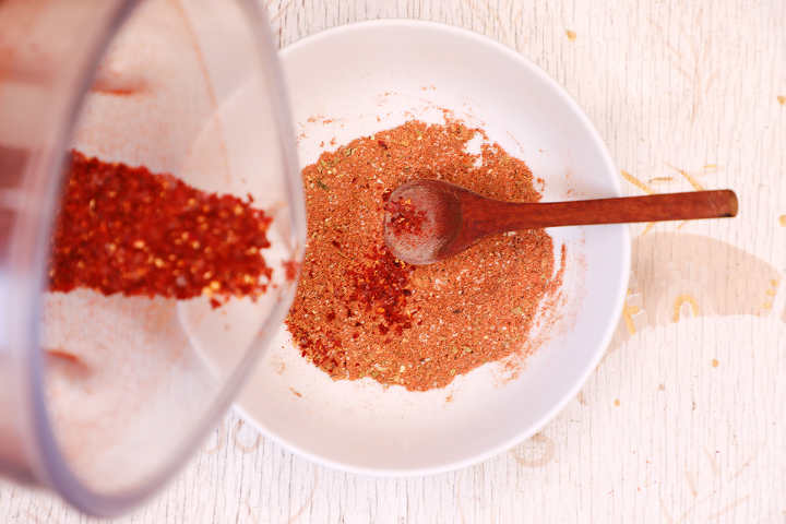 Agregar hojuelas de chile a la mezcla de especias.