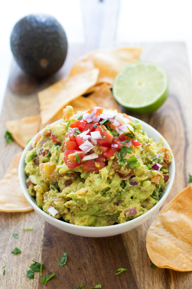 Guacamole picante con chipotle | chefsavvy.com #receta #aperitivo #picante #chipotle #guacamole