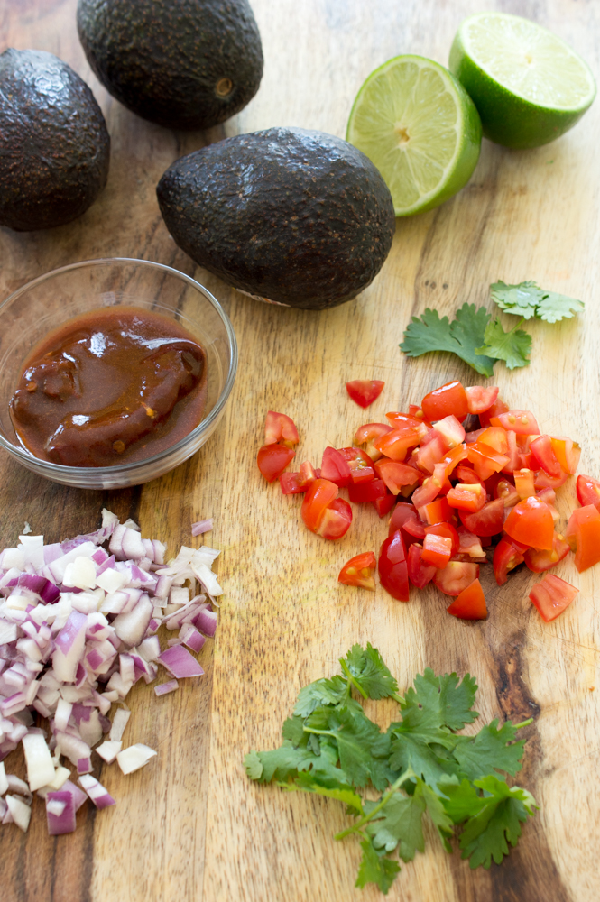 Guacamole picante con chipotle | chefsavvy.com #receta #aperitivo #picante #chipotle #guacamole