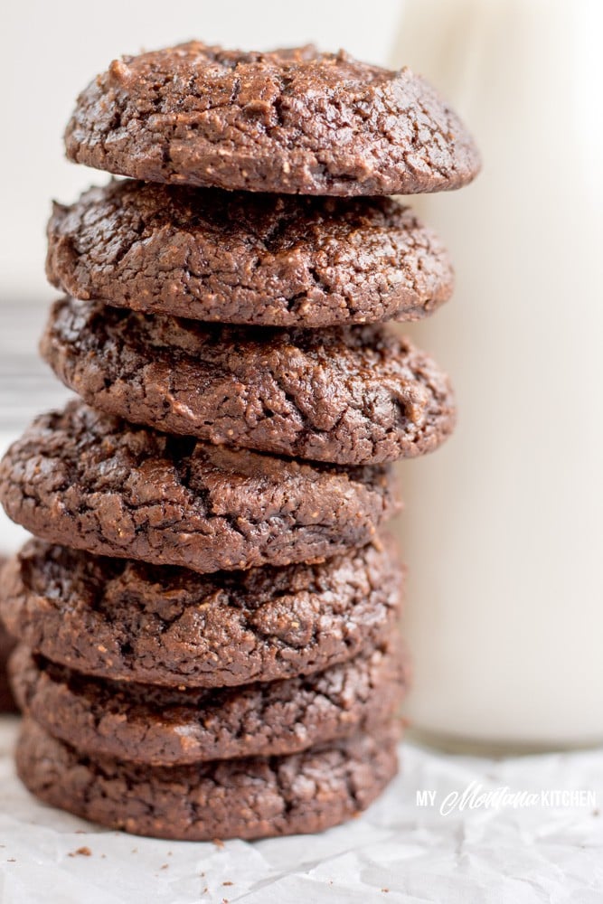 Ricas y descaradas, ¡nunca sabrías que estas galletas de chocolate con mantequilla de maní tienen solo 26 calorías cada una! ¡Estas galletas saludables y deliciosas son sin gluten, sin azúcar, sin lácteos y una receta Trim Healthy Mama FP! #trimhealthymama #thm #chocolate #chocolateandpeanutbutter #peanutflour #thmfp #fuelpull #chocolatecookie #healthycookie #thmcookie #mymontanakitchen #lowcarb #dairyfree #sugarfree #keto