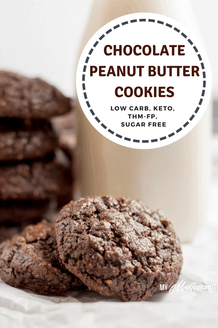 Ricas y descaradas, ¡nunca sabrías que estas galletas de chocolate con mantequilla de maní tienen solo 26 calorías cada una! ¡Estas galletas saludables y deliciosas son sin gluten, sin azúcar, sin lácteos y una receta Trim Healthy Mama FP! #trimhealthymama #thm #chocolate #chocolateandpeanutbutter #peanutflour #thmfp #fuelpull #chocolatecookie #healthycookie #thmcookie #mymontanakitchen #lowcarb #dairyfree #sugarfree #keto