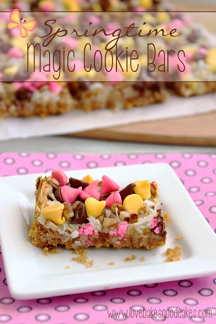 ¡Spring Magic Cookie Bars es una linda barra de chocolate con galletas de coco, nueces y bocados de primavera! #galleta #barra #coco #chocolate