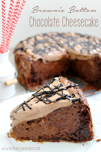 Pastel de queso y chocolate con fondo de brownie: ¡chocolate, chocolate y más chocolate! ¡No para los débiles de corazón! #chocolate #brownie #cheesecake