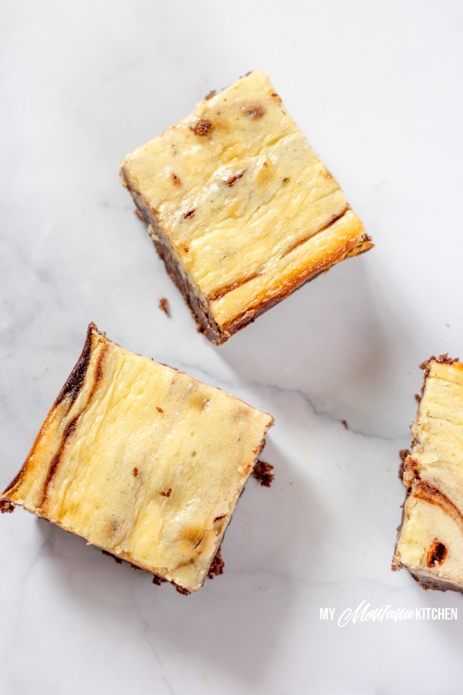Brownies espesos y peludos cubiertos con una capa cremosa de pastel de queso con menta. Esta es la combinación perfecta de chocolate y menta para un regalo navideño de chocolate cetogénico bajo en carbohidratos. ¡También funciona muy bien como una receta de postre Trim Healthy Mama S! #lowcarb #keto #thm #trimhealthymama #healthybrownie #cetobrownie #lowcarbbrownie #sugarfree #glutenfree #chocolatepeppermint #peppermintcheesecakebrownies #peppermint