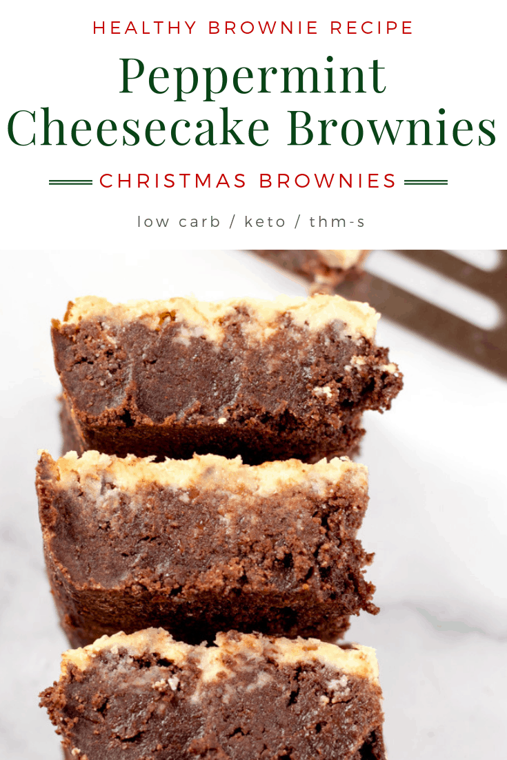 Brownies espesos y peludos cubiertos con una capa cremosa de pastel de queso con menta. Esta es la combinación perfecta de chocolate y menta para un regalo navideño de chocolate cetogénico bajo en carbohidratos. ¡También funciona muy bien como una receta de postre Trim Healthy Mama S! #lowcarb #keto #thm #trimhealthymama #healthybrownie #cetobrownie #lowcarbbrownie #sugarfree #glutenfree #chocolatepeppermint #peppermintcheesecakebrownies #peppermint