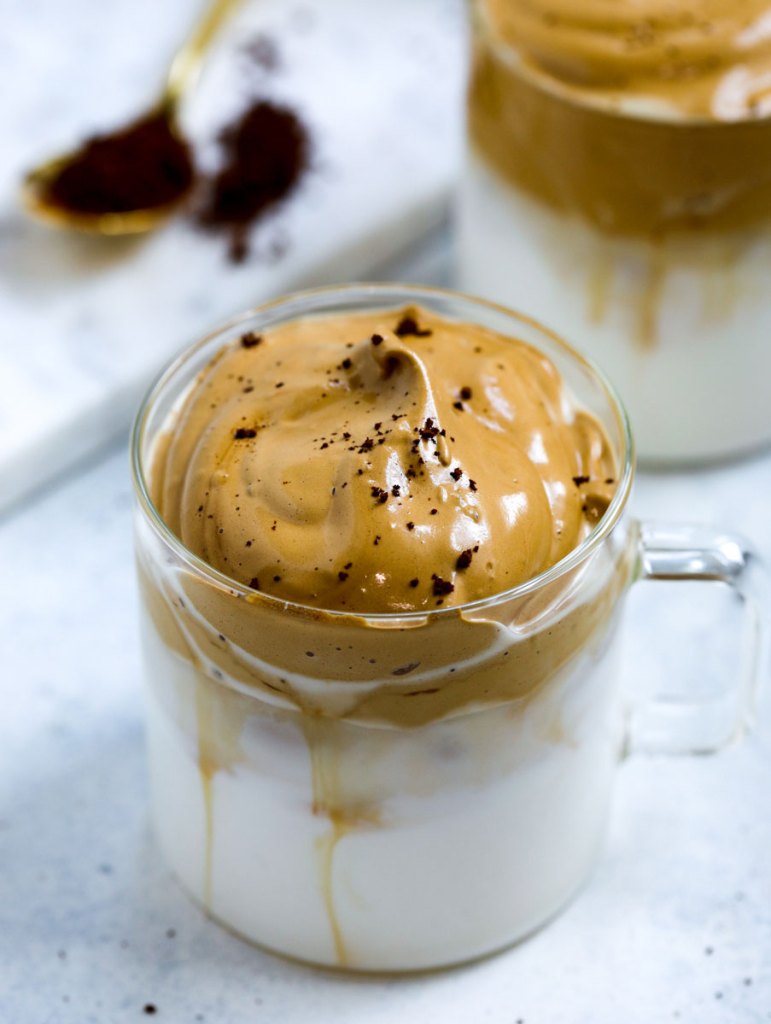 hielo ordeñado en una taza cubierta con café preparado