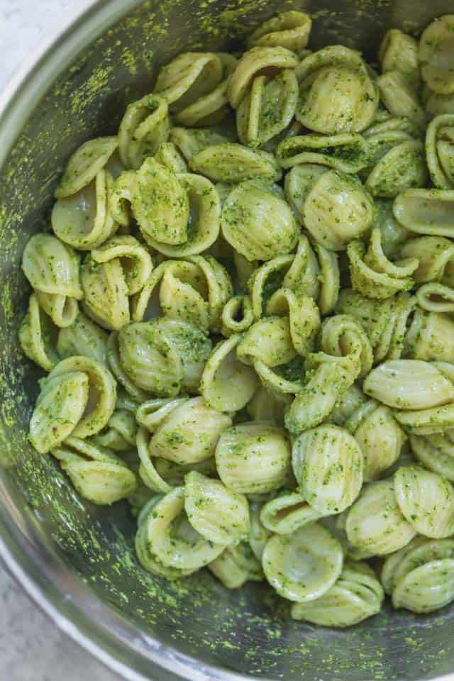 Orecchiette en un tazón grande mezclado con el pesto