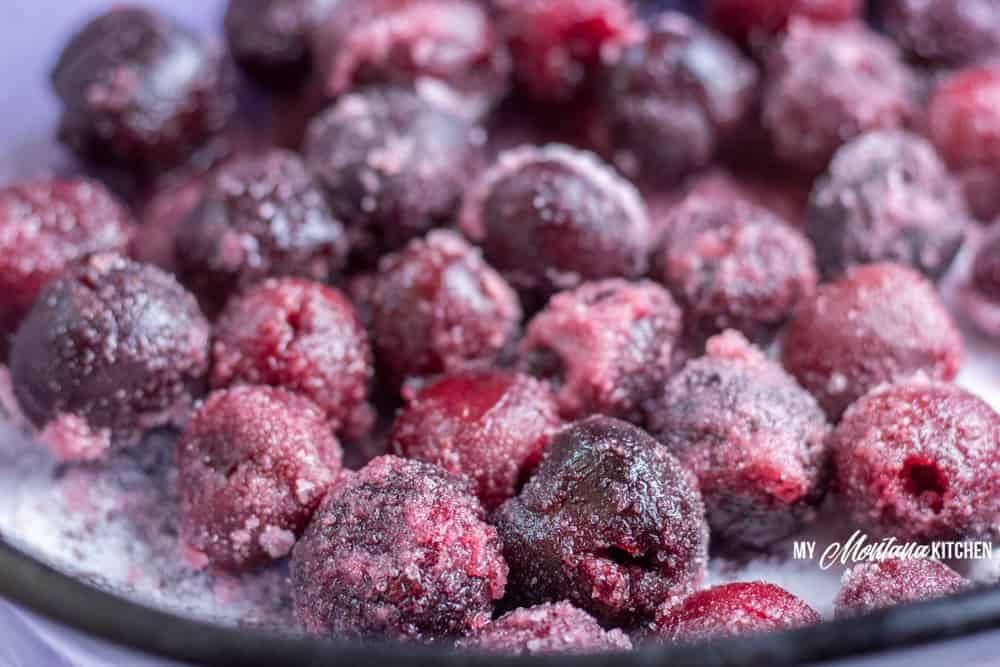 Cerezas cubiertas con una corteza de avena simple. Esta receta fácil de preparar de Cherry Crisp es una excelente manera de usar cerezas congeladas para un delicioso postre Trim Healthy Mama E. #lácteos #singluten