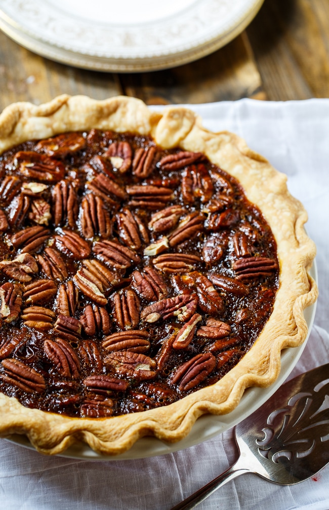 Pastel de nuez con caramelo de Paula Deen: perfecto para el Día de Acción de Gracias o cualquier otra ocasión especial. Tiene un profundo sabor a caramelo.