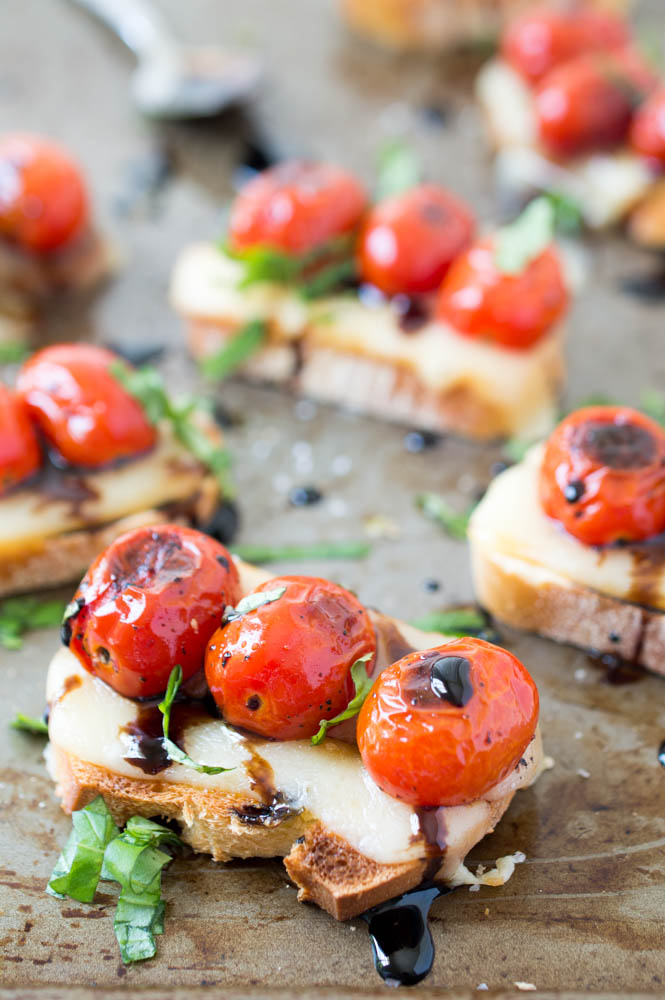Crostini con tomates cherry y mozzarella | chefsavvy.com #receta #aperitivo #crostini #caprese