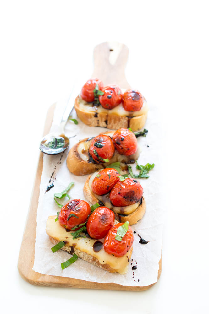 Crostini con tomates cherry y mozzarella | chefsavvy.com #receta #aperitivo #crostini #caprese