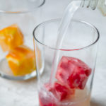 Vierta el limón en un vaso con cubos de fruta.