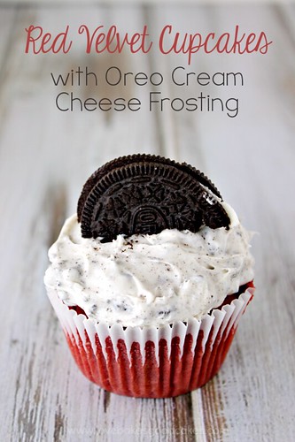 Cupcakes de terciopelo rojo con glaseado de queso crema OREO #redvelvet #cupcakes #valentinesday