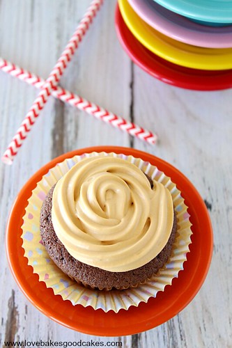 Cupcakes de chocolate mexicano con glaseado de dulce de leche y queso crema #cupcakes #postre #mexicano #cocolate