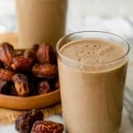 2 tazas de batidos con un bol de dátiles al lado