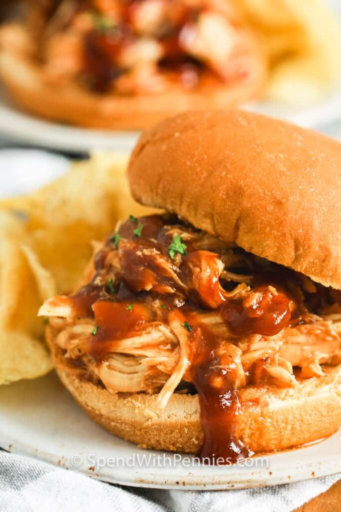 Easy CrockPot BBQ Chicken {¡Sándwiches de pollo desmenuzado!} Cocina