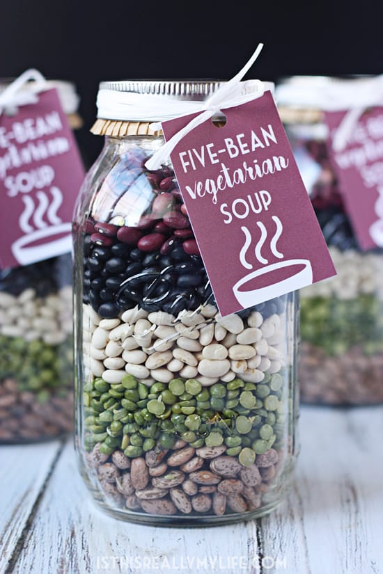 Mezcla de sopa vegetariana de cinco frijoles en un frasco: esta mezcla de sopa vegetariana de cinco frijoles en un frasco requiere un esfuerzo mínimo y un costo mínimo y es absolutamente deliciosa, ¡lo que básicamente lo convierte en el regalo perfecto!