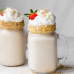 Receta definitiva de batido de tahini con batidor de huevo fresco, fresas y galletas glaseadas con bizcocho