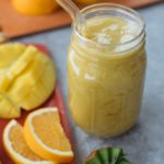El batido al sol se elabora exclusivamente con fruta fresca, como mango, plátano, kiwi, naranja y zumo de naranja recién exprimido. Está repleto de vitamina C para darle un impulso de energía para comenzar el día o rejuvenecer al mediodía. ¡Es bajo en grasa, vegano y súper fácil de preparar!