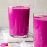 Licuado de fruta del dragón servido en vasos de vidrio transparente