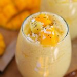 Este licuado de coco, piña y mango es muy refrescante en los calurosos días de verano. Está hecho con 3 ingredientes simples: fresco o congelado, ¡sigue siendo fabuloso!