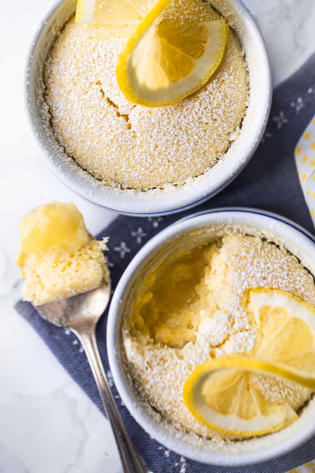 La mejor receta de pastel de pudín de limón, servido en moldes con azúcar en polvo encima.