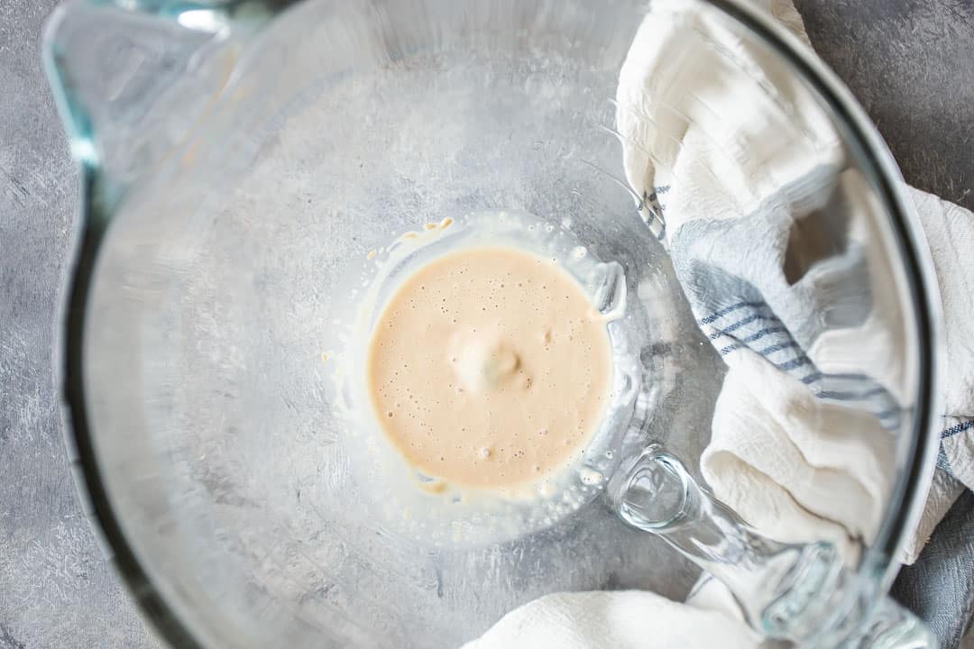 Espumoso resistente a la levadura en un bol grande de cristal.