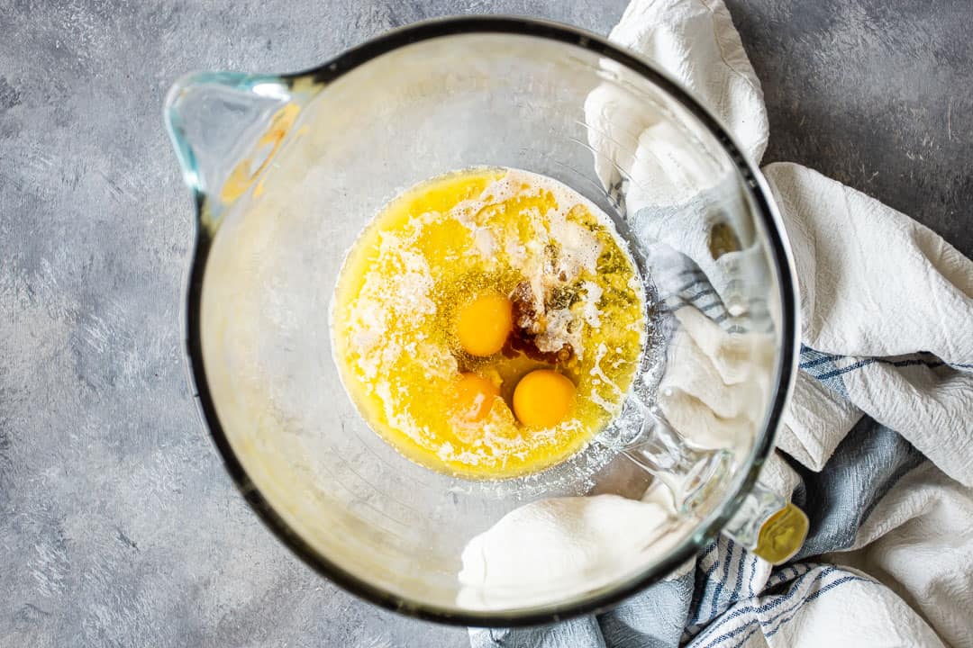 Levadura, jugo de piña, azúcar moreno, huevos y mantequilla derretida en un tazón grande.