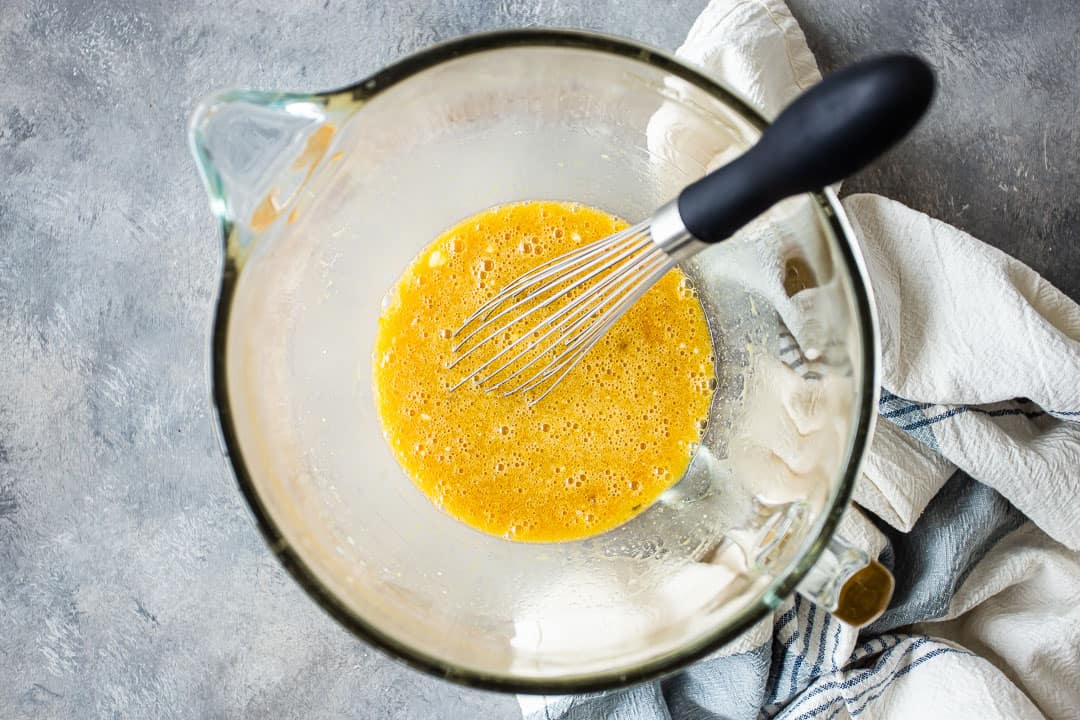 Mezcle ingredientes líquidos para envolturas hawaianas.