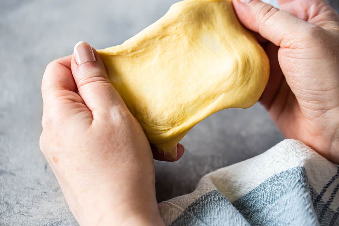 Comprobación de la masa de pan casera con la prueba del vidrio.