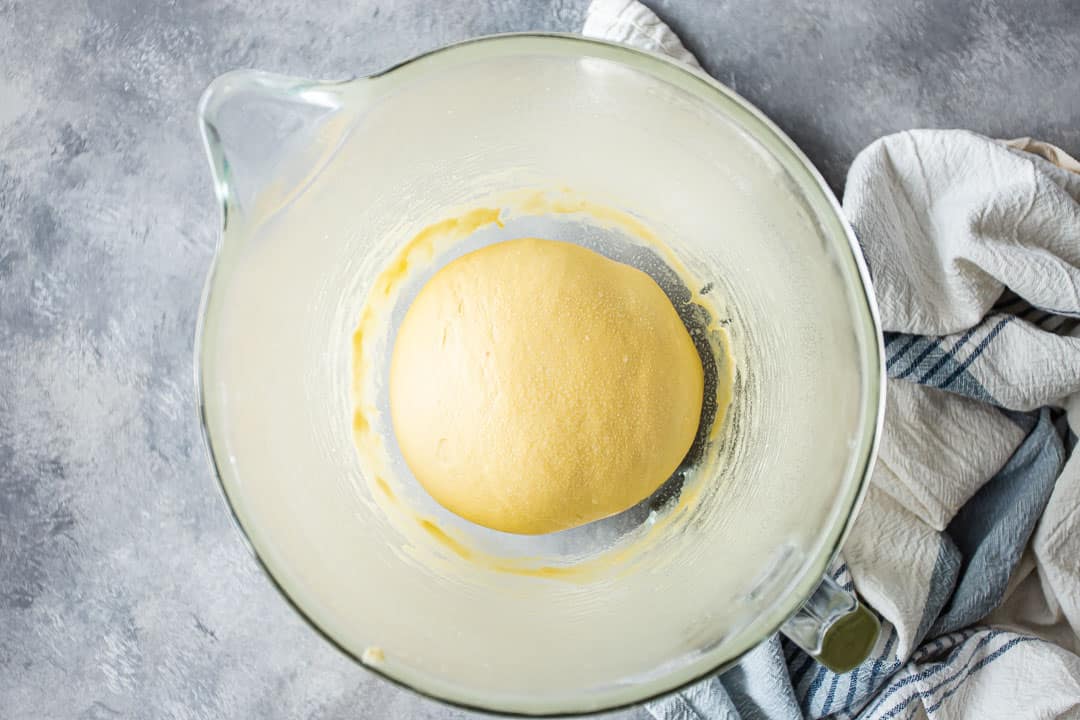 Masa de pan hawaiano antes de subir.