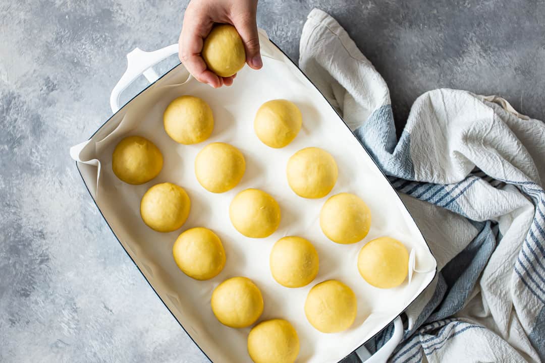 Forme bollos con la masa de pan hawaiano.
