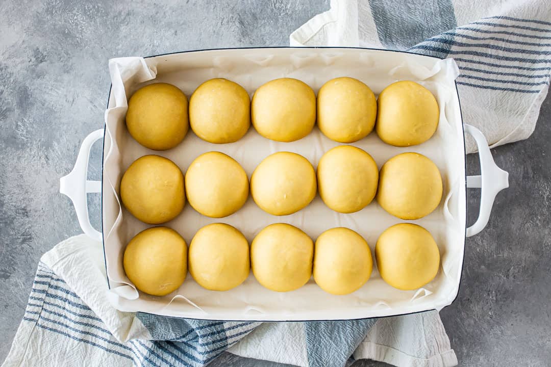 Rollos hawaianos crudos después de la subida.