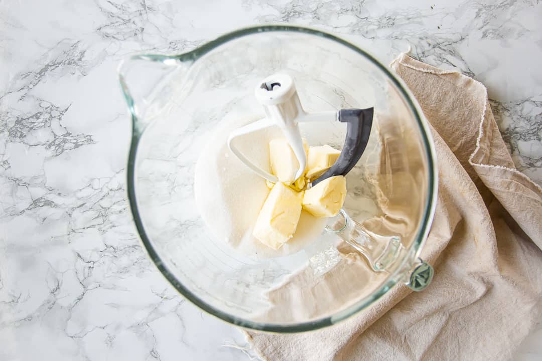 Azúcar y mantequilla en un tazón grande, para hacer un pastel de chocolate.