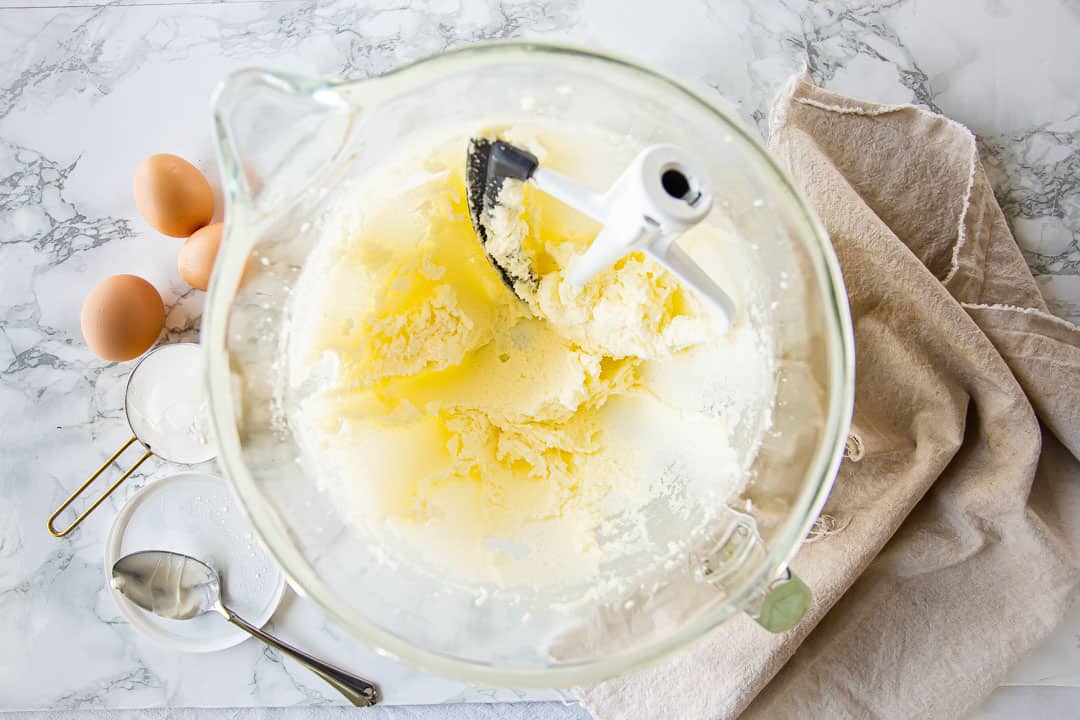 Combine la mantequilla y el azúcar para hacer un pastel de chocolate.