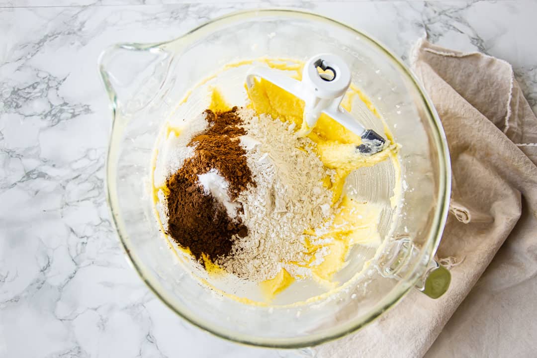 Agregar ingredientes secos a la masa de pastel de chocolate.