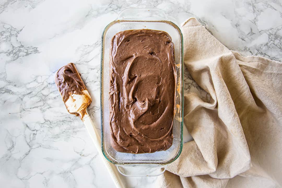 Masa de pastel de chocolate en una sartén.