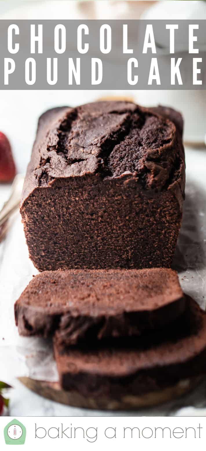 Pastel de chocolate en rodajas, con un texto superpuesto arriba que dice