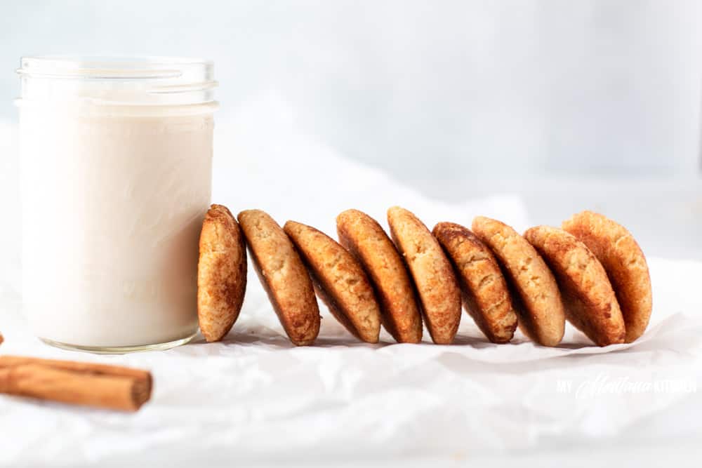 fila de snickerdoodles apoyada contra un vaso de leche