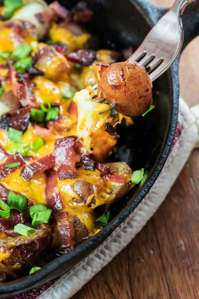 Patatas bifurcadas de una sartén de hierro fundido con patatas fritas.