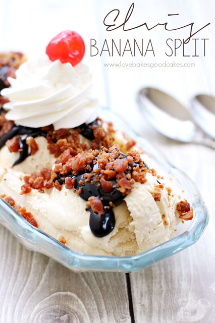 ¡Este Elvis Banana Split tiene una banana split, helado casero de mantequilla de maní, salsa de fondant caliente, tocino desmenuzado, cubierto con crema batida azucarada y una cereza! #baconmonth #putsomepiginit #bacon #peanutbutter #chocolate