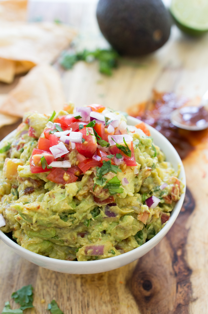 Guacamole picante con chipotle | chefsavvy.com #receta #aperitivo #picante #chipotle #guacamole