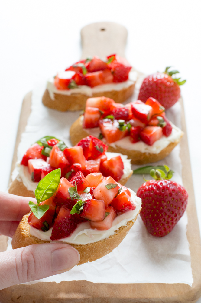 Bruschetta fácil de fresas y albahaca