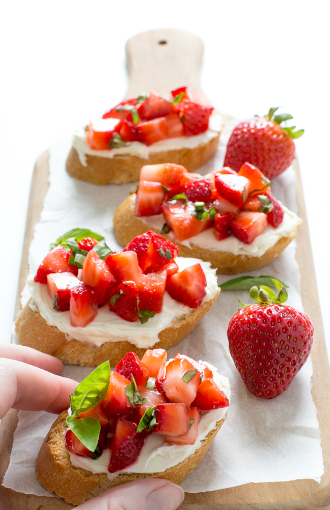 bruschettas de fresa y albahaca