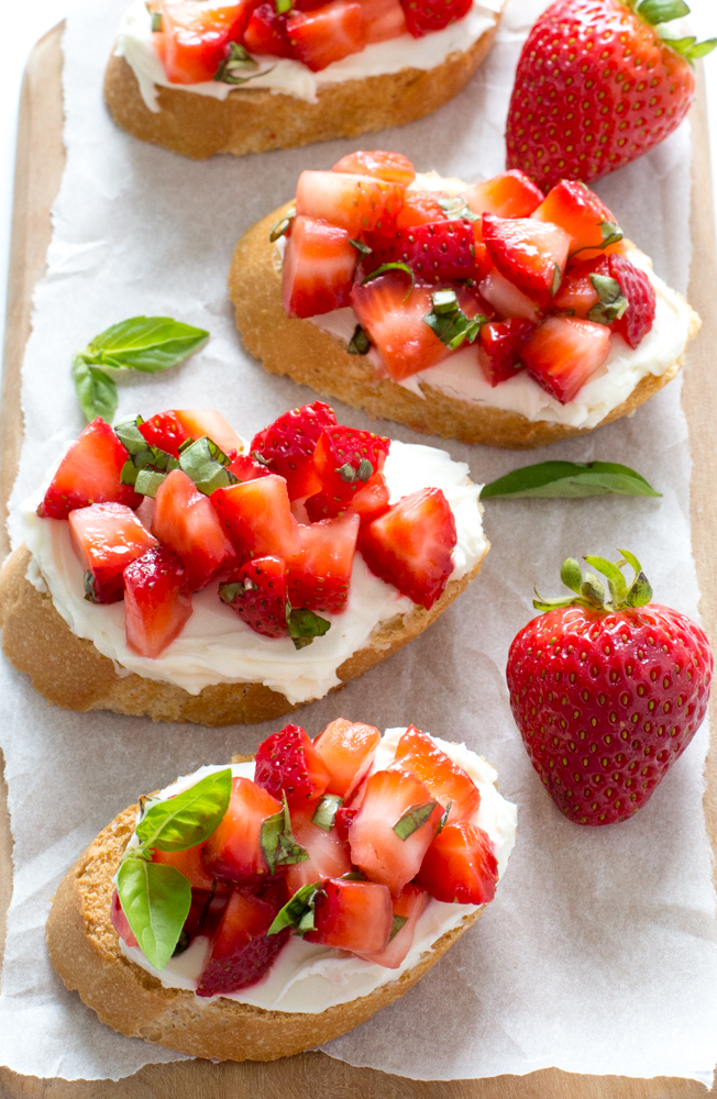 Bruschetta de fresas y albahaca súper fácil